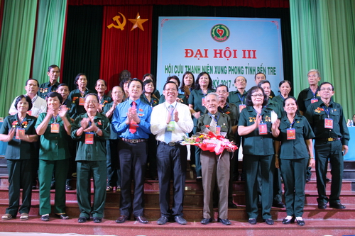 Đồng chí Phan văn Mãi - Phó Bí thư thường trực Tỉnh ủy tặng hoa chúc mừng Ban Chấp hành Hội cựu TNXP nhiệm kỳ mới