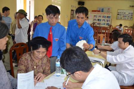 Lãnh đạo Hội Liên hiệp thanh niên Việt Nam tỉnh và CLB Thầy thuốc trẻ khám bệnh, cấp thuốc miễn phí tại xã Hoàng Hanh huyện Tiên Lữ.