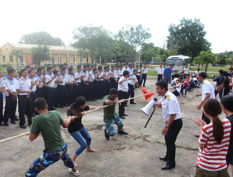 Sinh viên Trường Đại học Cần Thơ thi đấu bóng chuyền và kéo co với chiến sĩ Tiểu đoàn 563 Vùng 5 Hải quân