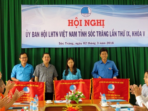 Đ/c Ngô Hùng - PCT UBND tỉnh, Chủ tịch UBH tỉnh trao cờ thi đua cho 3 đơn vị dẫn đầu công tác Hội năm 2017