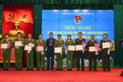 Đ/c Bùi Quang Huy – Bí thư Trung ương Đoàn TNCS Hồ Chí Minh tặng Kỷ niệm chương “ Vì thế hệ trẻ” cho lãnh đạo các đơn vị vì có nhiều đóng góp trong công tác Đoàn và phong trào thanh niên.