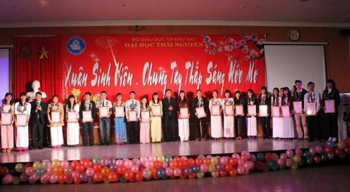 Đ/c Phạm Việt Dũng – Phó Bí thư tỉnh Đoàn trao danh hiệu “Sinh viên 5 tốt” cấp Đại học Thái Nguyên cho các bạn sinh viên xuất sắc