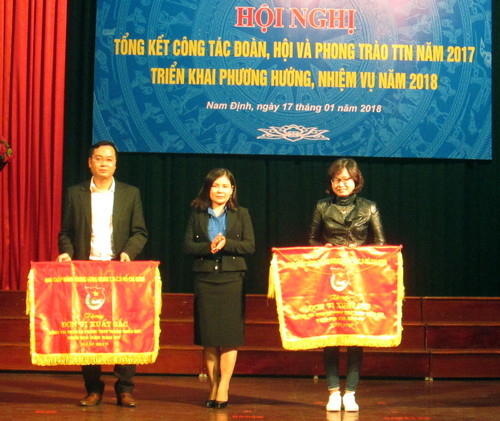 Đồng chí Nguyễn Thị Thu Thủy - Bí thư Tỉnh đoàn trao cờ của BCH Trung ương Đoàn cho các đơn vị có thành tích xuất sắc