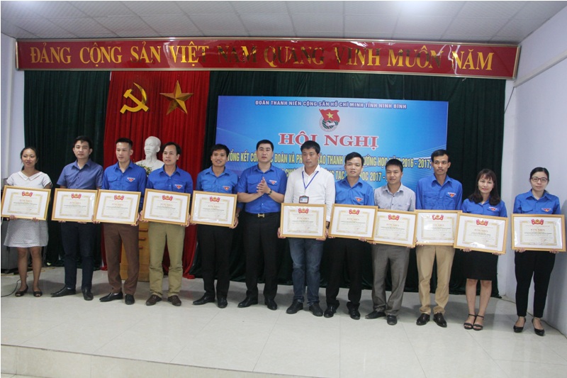   Đồng chí Trịnh Như Lâm - Phó Bí thư Tỉnh đoàn – Chủ tịch Hội đồng Đội tỉnh trao tặng Bằng khen cho các tập thể có thành tích xuất sắc trong công tác Đoàn, phong trào thanh niên trường học năm học 2016 – 2017