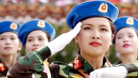 Nữ Khối trưởng Phạm Trúc Sơn Quỳnh dẫn đầu Khối nữ chiến sĩ quân y diễu binh qua lễ đài sáng 2/9. 