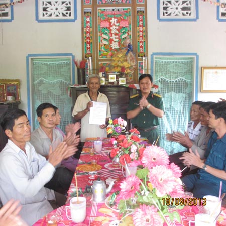 Cán bộ Ban CHQS huyện Long Mỹ bàn giao nhà đồng đội tặng gia đình cựu chiến binh Nguyễn Văn Tứ.