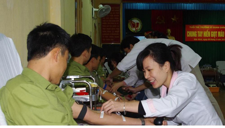 ĐVTN Đoàn cơ sở Tiểu đoàn 7, Trường Đại học Chính trị tham gia hiến máu tình nguyện, hưởng ứng Tháng Thanh niên năm 2015.