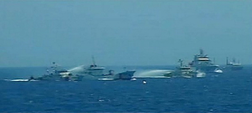 Trung Quốc đã sử dụng 3 tàu để bao vây tàu cảnh sát biển CSB 4032 của Việt Nam, ngày 13/5. (Nguồn: Cảnh sát biển Việt Nam)