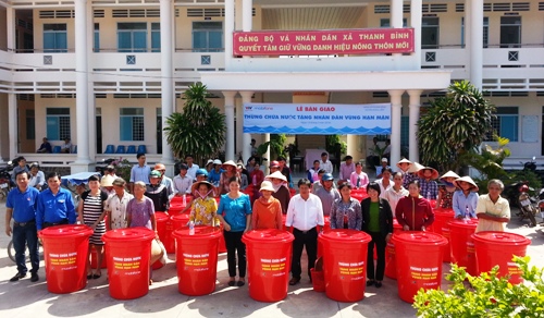 Trao tặng thùng chứa nước tại xã Thanh Bình, huyện Vũng Liêm 