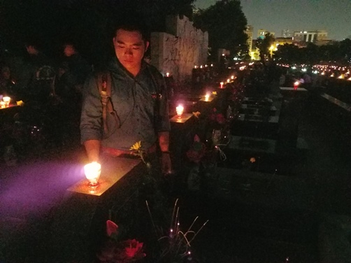 ĐVTN thắp nên trên từng phần mộ liệt sĩ tại nghĩa trang Mai Dịch, Hà Nội