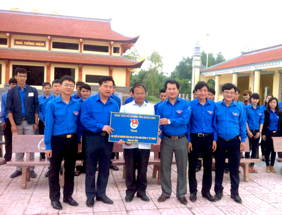  Đ/c Hoàng Bá Nam, Ủy viên BTV TƯ Đoàn, Bí thư Tỉnh Đoàn trao tặng 100 chiếc ghế đá Khu tưởng niệm đồng chí Lý Tự Trọng.