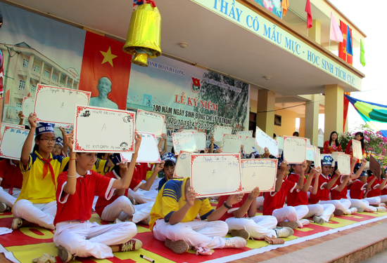 Tổ chức hội thi Rung Chuông vàng tìm hiểu về cuộc đời và sự nghiệp anh hùng Lý Tự Trọng của các em học sinh trường THPT Giếng Đáy, TP Hạ Long.