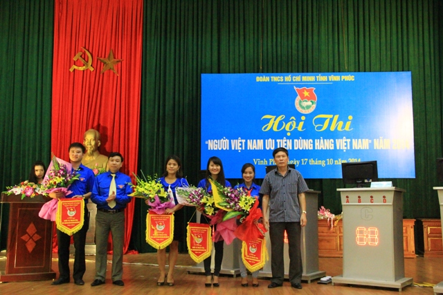 Đồng chí Nguyễn Văn Mạnh - Ủy viên BCH Trung ương Đoàn, Phó bí thư phụ trách Tỉnh Đoàn tặng cờ và hoa cho các đội thi