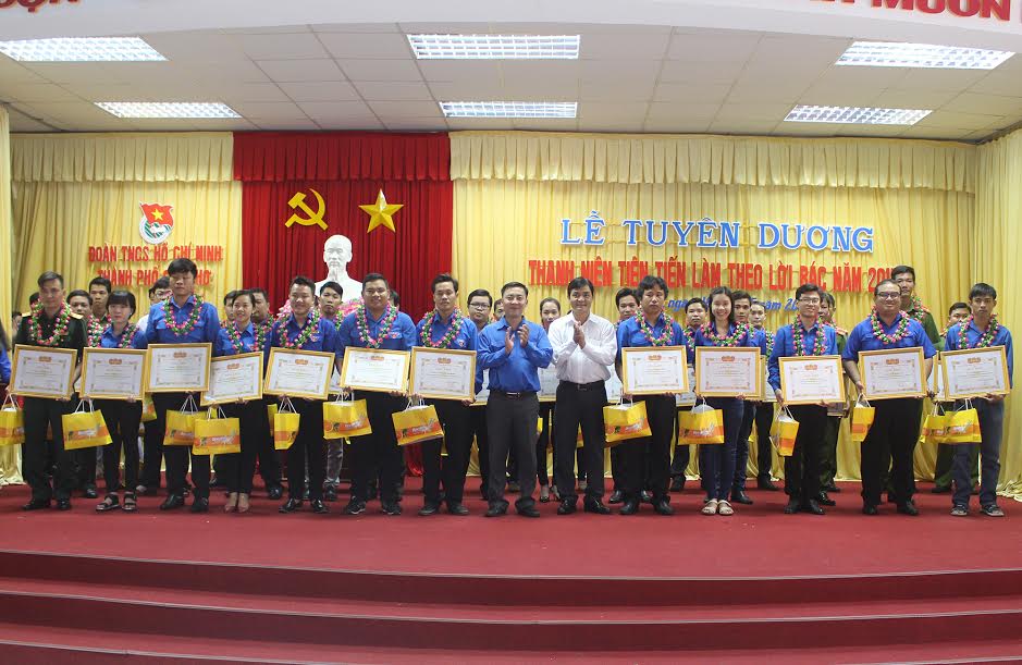  Đ/c Nguyễn Xuân Hải, UVBTV, Trưởng Ban Nội chính Thành ủy và đồng chí Đào Chí Nghĩa, Phó Bí thư Thường trực Thành Đoàn trao bằng khen cho các thanh niên tiên tiến.