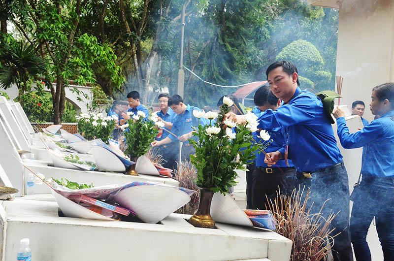 Đoàn ĐB tỉnh Quảng Ninh dâng hương khu mộ 10 nữ thanh niên xung phong hy sinh tại Ngã ba Đồng Lộc.