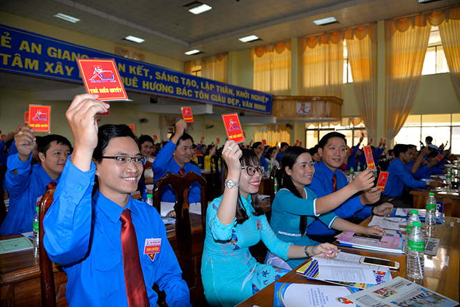 Các đại biểu biểu quyết thông qua Đề án nhân sự Ban Chấp hành Đoàn TNCS Hồ Chí Minh tỉnh An Giang lần thứ X (nhiệm kỳ 2017-2022)