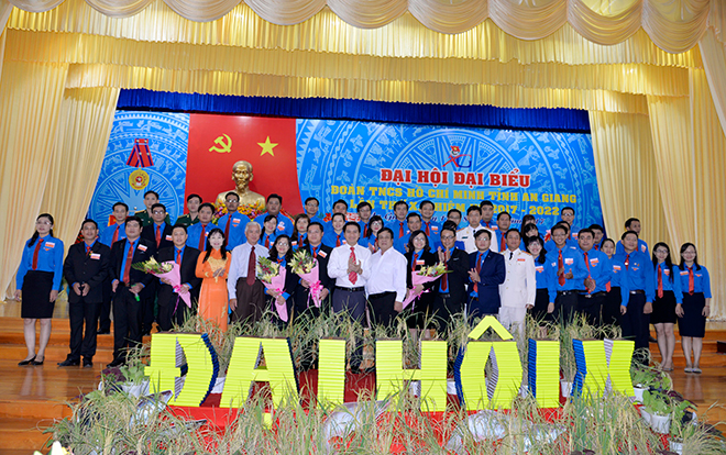 Bí thư TƯ Đoàn, Nguyễn Ngọc Lương tặng hoa chúc mừng BCH nhiệm kỳ mới