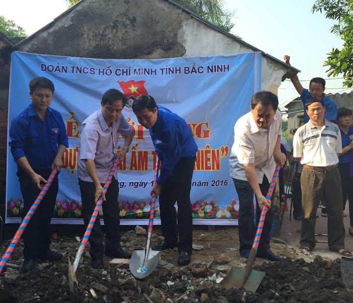  Đồng chí Nguyễn Nhân Chinh, Bí thư Tỉnh Đoàn cùng các đồng chí lãnh đạo huyện khởi công xây dựng “Mái ấm thanh niên”.