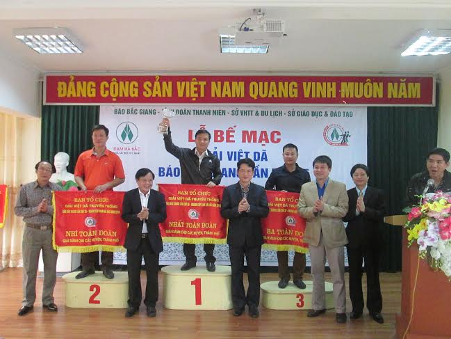 Ban Tổ chức trao Giải Nhất, Nhì, Ba toàn đoàn cho các đoàn Lạng Giang, Tân Yên và Thành phố Bắc Giang.