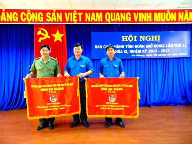 Đ/c Huỳnh Quốc Thái - Bí thư Tỉnh Đoàn An Giang trao cờ cho 02 đơn vị dẫn đầu phong trào thi đua năm 2015 của Tỉnh Đoàn An Giang.