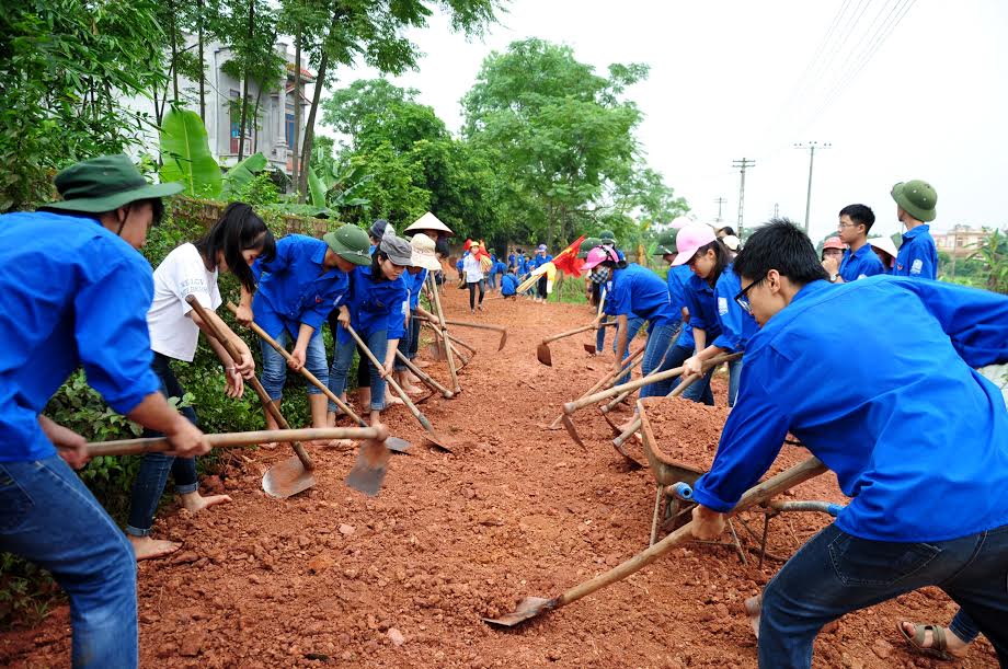 Đoàn viên, thanh niên huyện Tân Yên tham gia xây dựng nông thôn mới.