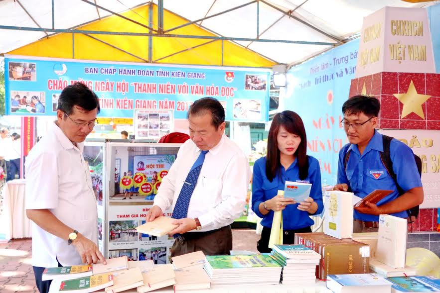 Các đồng chí lãnh đạo tỉnh Kiên Giang, đoàn viên thanh niên tham quan các gian hàng trưng bày giới thiệu, triển lãm sách.