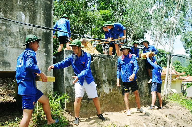  ĐVTN tình nguyện giúp người dân thôn Nà Sắn, xã Bản Sen (Vân Đồn) xây dựng đường ống dẫn nước sạch phục vụ sinh hoạt