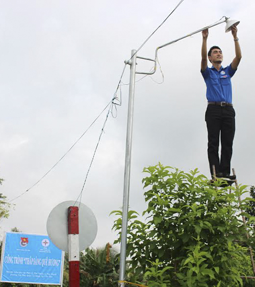 Đoàn viên thanh niên quận Cái Răng tham gia lắp đặt các bóng đèn led tiết kiệm điện tuyến đường Lê Bình – Phú Thứ – Tân Phú