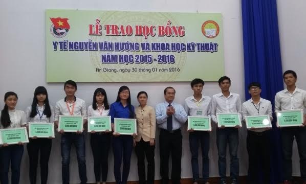  Lãnh đạo tỉnh An Giang trao học bổng cho các em sinh viên.