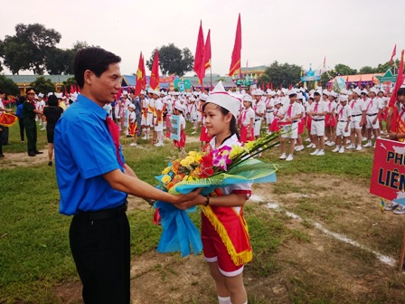 Đồng chí Nguyễn Mạnh Tuấn- Phó bí thư Tỉnh Đoàn tặng hoa chúc mừng Hội trại Thành phố Vĩnh Yên.