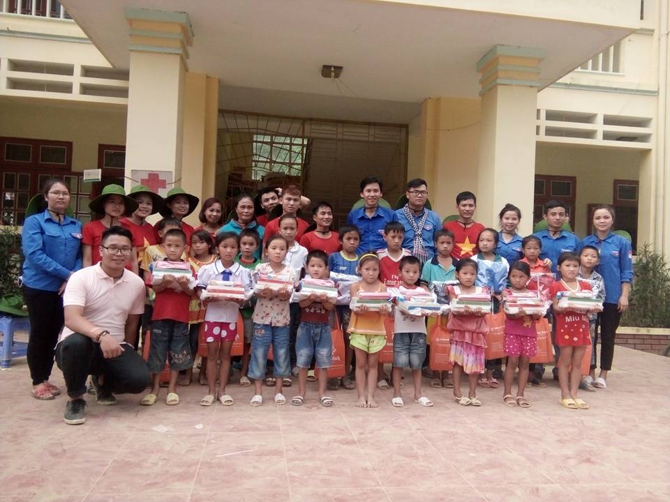Câu lạc bộ T3VP tinh nguyện trao quà cho các em học sinh có hoàn cảnh khó khăn do mưa bão gây ra tại Yên Bái