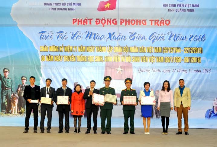  Đại diện các Đoàn Thanh niên trên địa bàn TP Hạ Long tặng quà cho các CBCS quân đội, biên phòng đang làm nhiệm vụ trên địa bàn tỉnh.