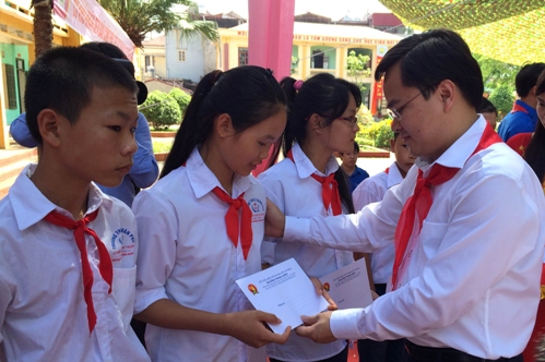 Đồng chí Nguyễn Anh Tuấn, Bí thư Trung ương Đoàn trao học bổng cho các em học sinh tại buổi lễ