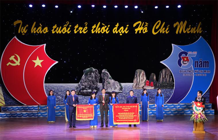 Thừa ủy quyền Thủ tướng Chính phủ, Bí thư Tỉnh ủy Nguyễn Văn Đọc trao cờ đơn vị xuất sắc phong trào thi đua năm 2015 cho Tỉnh đoàn Quảng Ninh