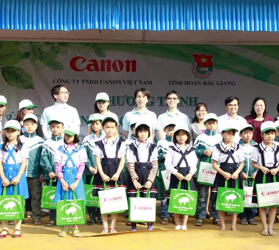 Lãnh đạo Tỉnh đoàn, Huyện ủy, Công ty TNHH Canon Việt Nam tặng quà cho học sinh tham dự Chương trình.