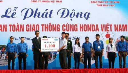  Ảnh 1: Lãnh đạo Công ty Honda Việt Nam trao tặng Ban ATGT tỉnh 1.100 mũ bảo hiểm đạt chuẩn