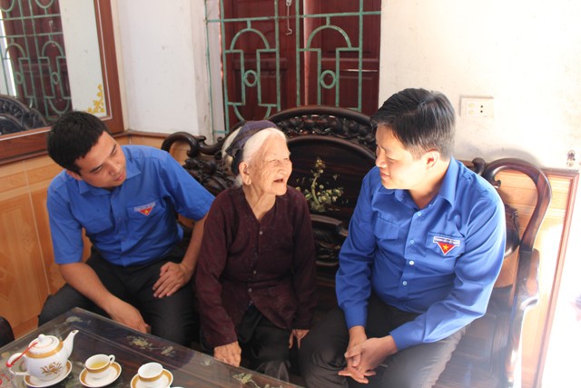 Lãnh đạo Tỉnh Đoàn thăm hỏi mẹ Việt Nam Anh hùng Lê Thị Cốc, thôn Lam Cầu (Thuận Thành)