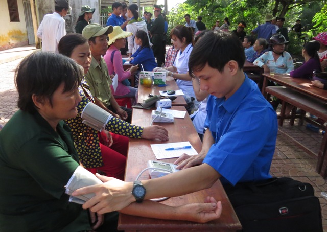 Các y, bác sỹ Bệnh Viện Thống Nhất, Tp. Hồ Chí Minh khám bệnh, phát thuốc miễn phí cho người dân vùng căn cứ cách