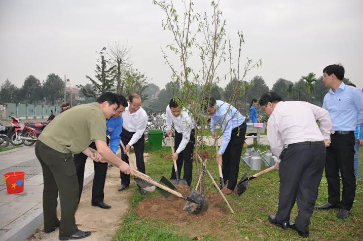 Các đồng chí lãnh đạo tỉnh đoàn trồng cây đào Tây Bắc tại đài tưởng niệm các AHLS thành phố Bắc Ninh