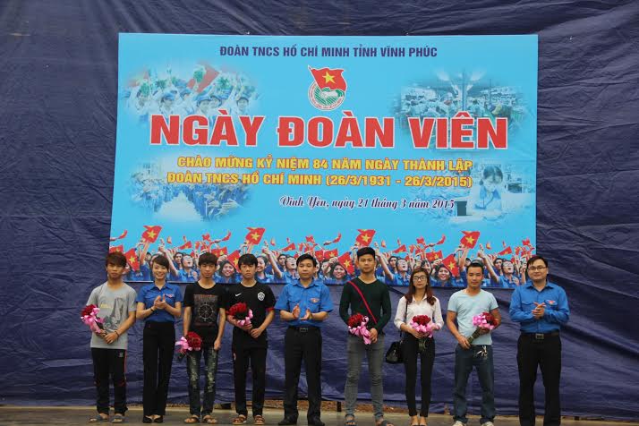 Đồng chí Nguyễn Văn Mạnh - Ủy viên BCH Trung ương Đoàn, Bí thư Tỉnh Đoàn trao kinh phí hỗ trợ ra mắt khu lưu trú.