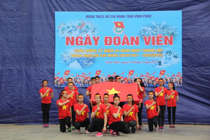 Đồng chí Nguyễn Văn Mạnh - Ủy viên BCH Trung ương Đoàn, Bí thư Tỉnh Đoàn trao kinh phí hỗ trợ ra mắt khu lưu trú.