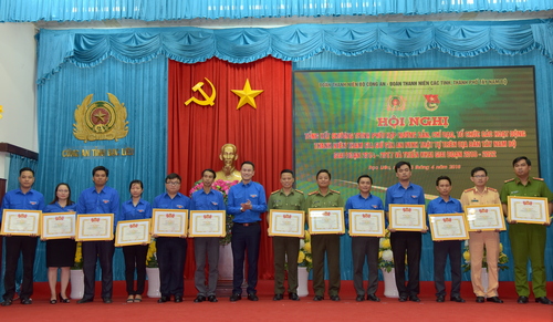 Anh Nguyễn Kim Quy – Phó Chủ tịch Ủy ban Hội Liên hiệp Thanh niên Việt Nam trao Bằng khen cho các cá nhân
