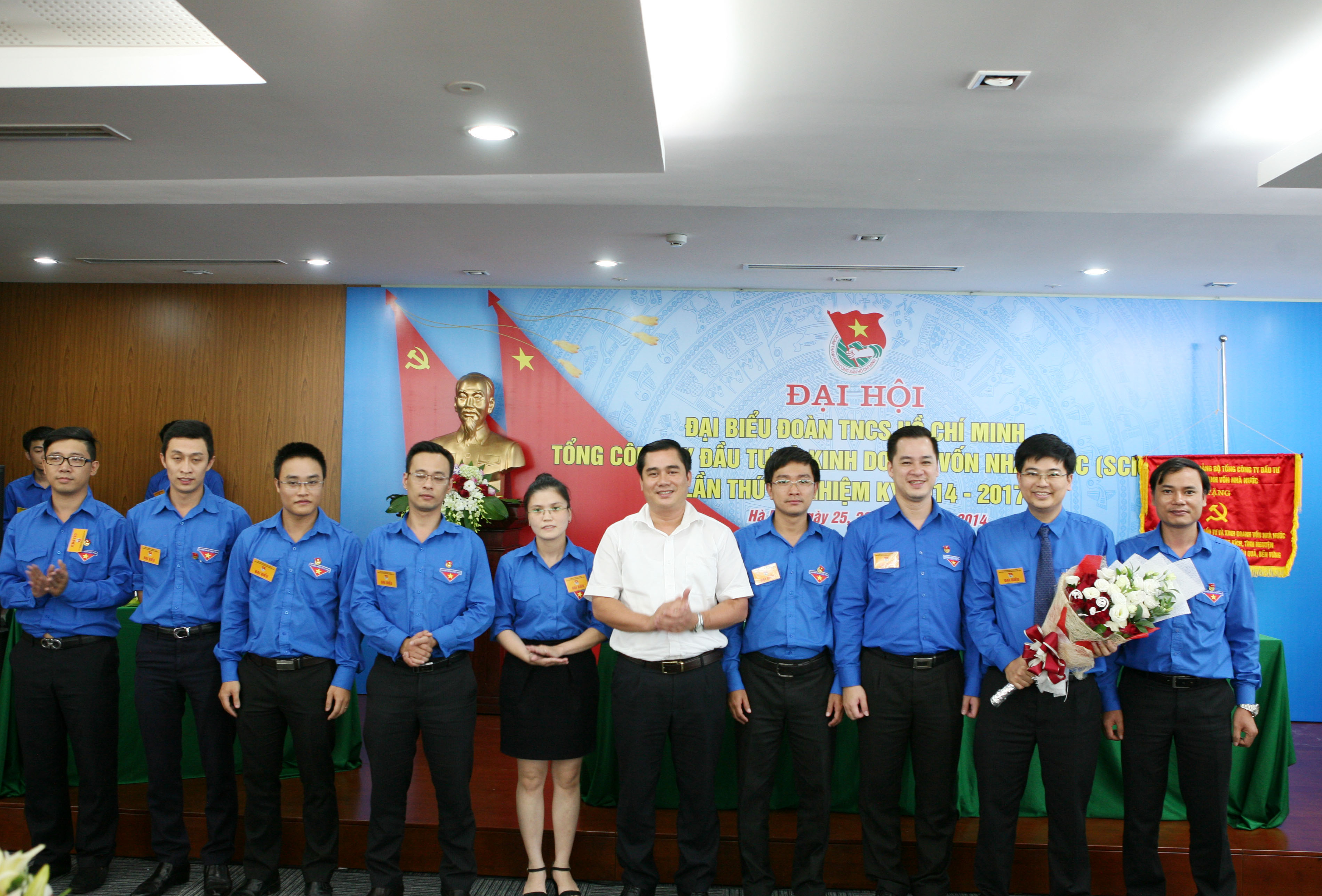 Đồng chí Vũ Đức Tú, Phó Bí thư Đoàn khối doanh nghiệp Trung ương tặng hoa chúc mừng BCH nhiệm kỳ mới