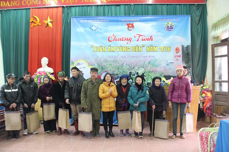 Đồng chí Đào Thị Hường-Phó Bí thư Tỉnh đoàn tặng quà cho các gia đình chính sách tại xã Bính Xá, huyện Đình lập (Lạng Sơn)