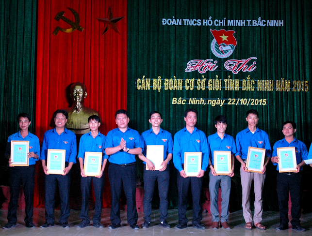 Đồng chí Đỗ Đình Hữu – TUV, Bí thư tỉnh Đoàn trao bằng khen cho các đội dự thi