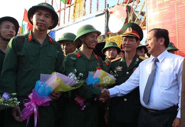 Đ/c Trần Quốc Trung, UVBCH Trung Ương Đảng, Bí thư Thành ủy Cần Thơ tặng hoa và động viên, chúc mừng thanh niên Quận Ninh Kiều trước khi lên đường nhập ngũ.