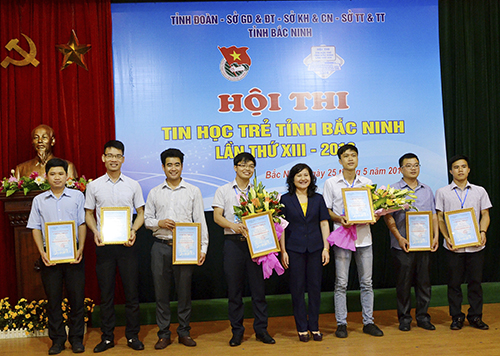Đồng chí Nguyễn Thị Hà, Phó Bí thư Tỉnh ủy trao giải Nhất khối cán bộ, công chức trẻ tỉnh