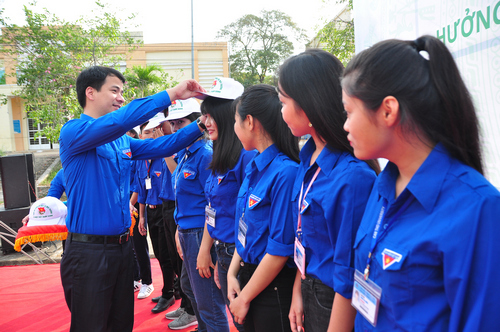 Anh Ngô Văn Cương, UVBTV, Trưởng Ban Thanh niên Nông thông Trung ương Đoàn tặng nón cho Đội tình nguyện của Câu lạc bộ Môi trường, Trường Đại học Cần Thơ