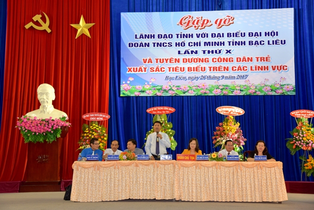 Đồng chí Vương Phương Nam - Tỉnh ủy viên, Phó Chủ tịch UBND tỉnh Bạc Liêu đang trao đổi với Đại biểu Đại hội
