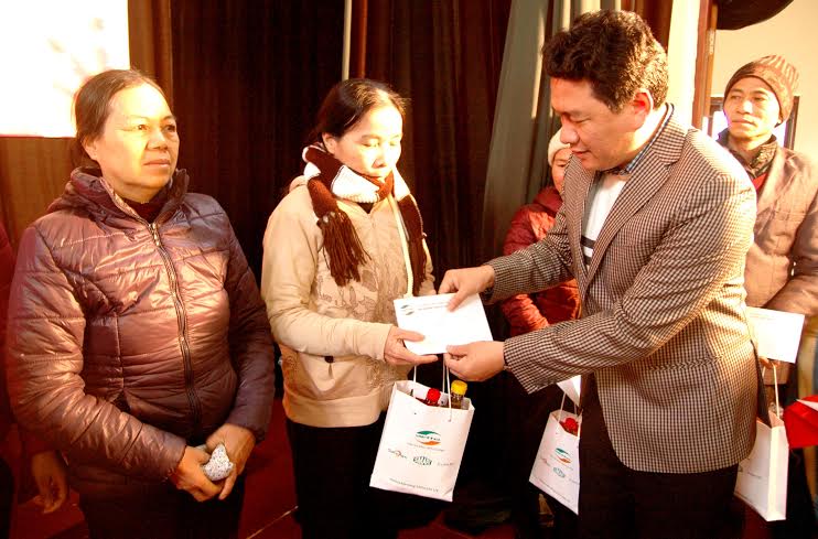 Đồng chí Đỗ Đình Hữu, Tỉnh ủy viên, Bí thư BCH Tỉnh Đoàn, Chủ tịch Hội LHTN tỉnh tặng quà cho các gia đình chính sách trong tỉnh.  